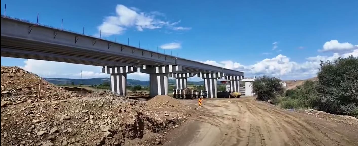Constructori muncind pe șantierul autostrăzii Sibiu-Făgăraș, lotul Avrig-Arpașu de Jos, România