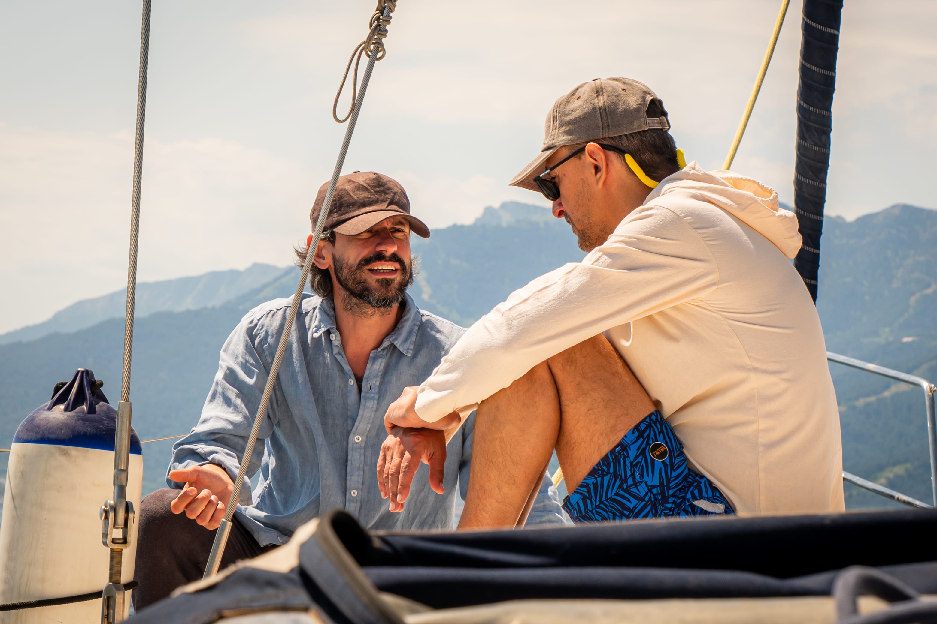 Yacht de lux navigând pe Marea Neagră, cu peisaj montan în fundal