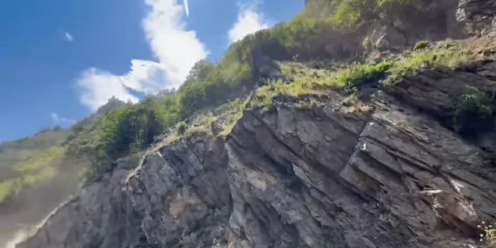Echipă de muncitori consolidând versanții pe DN7 după tragedie
