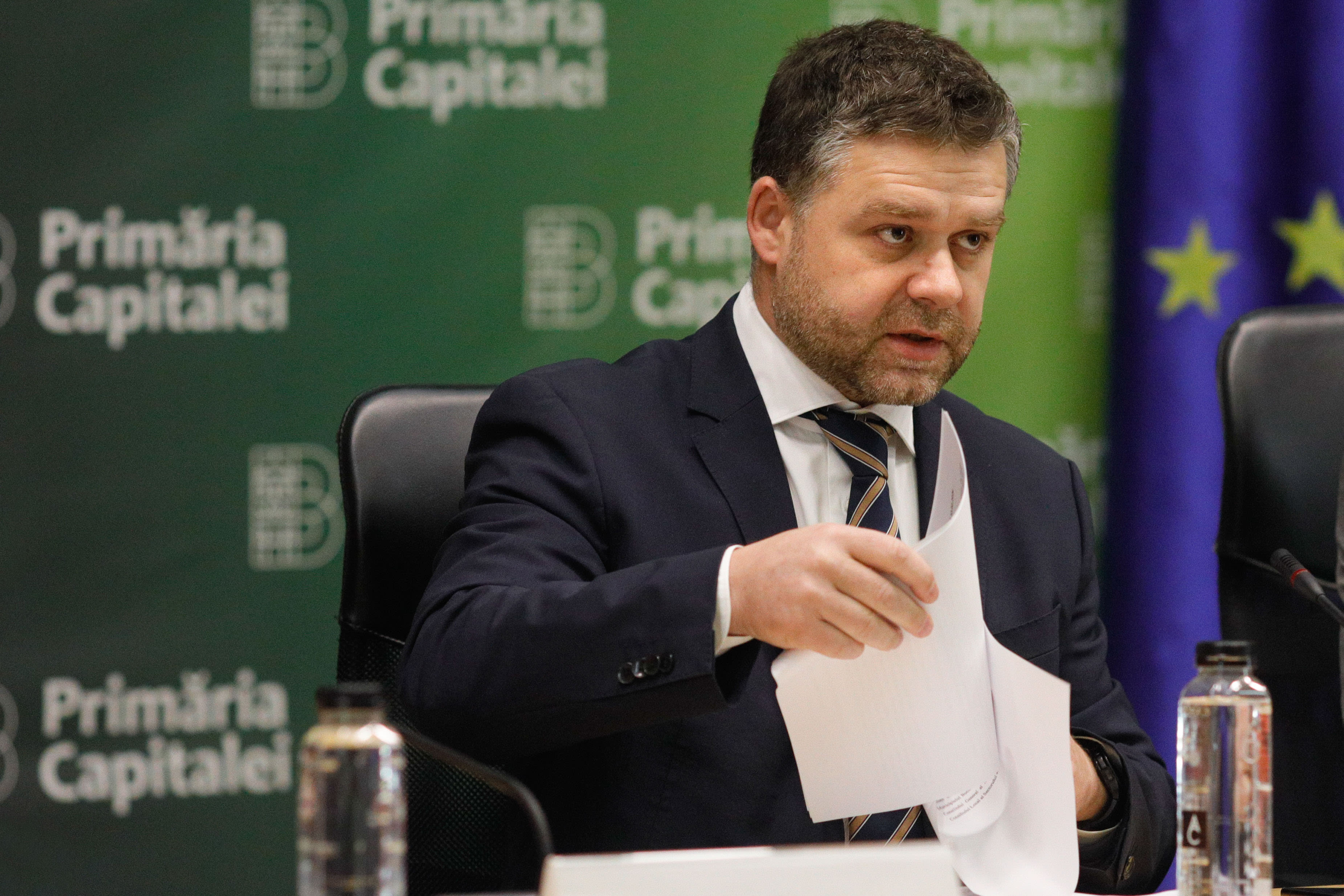 Primar Ciprian Ciucu în timpul ședinței de Consiliu General