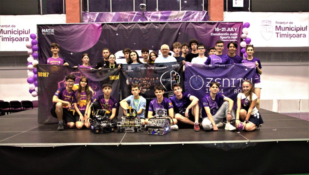 Elevi din Zalău în timpul competiției de robotică internaționale