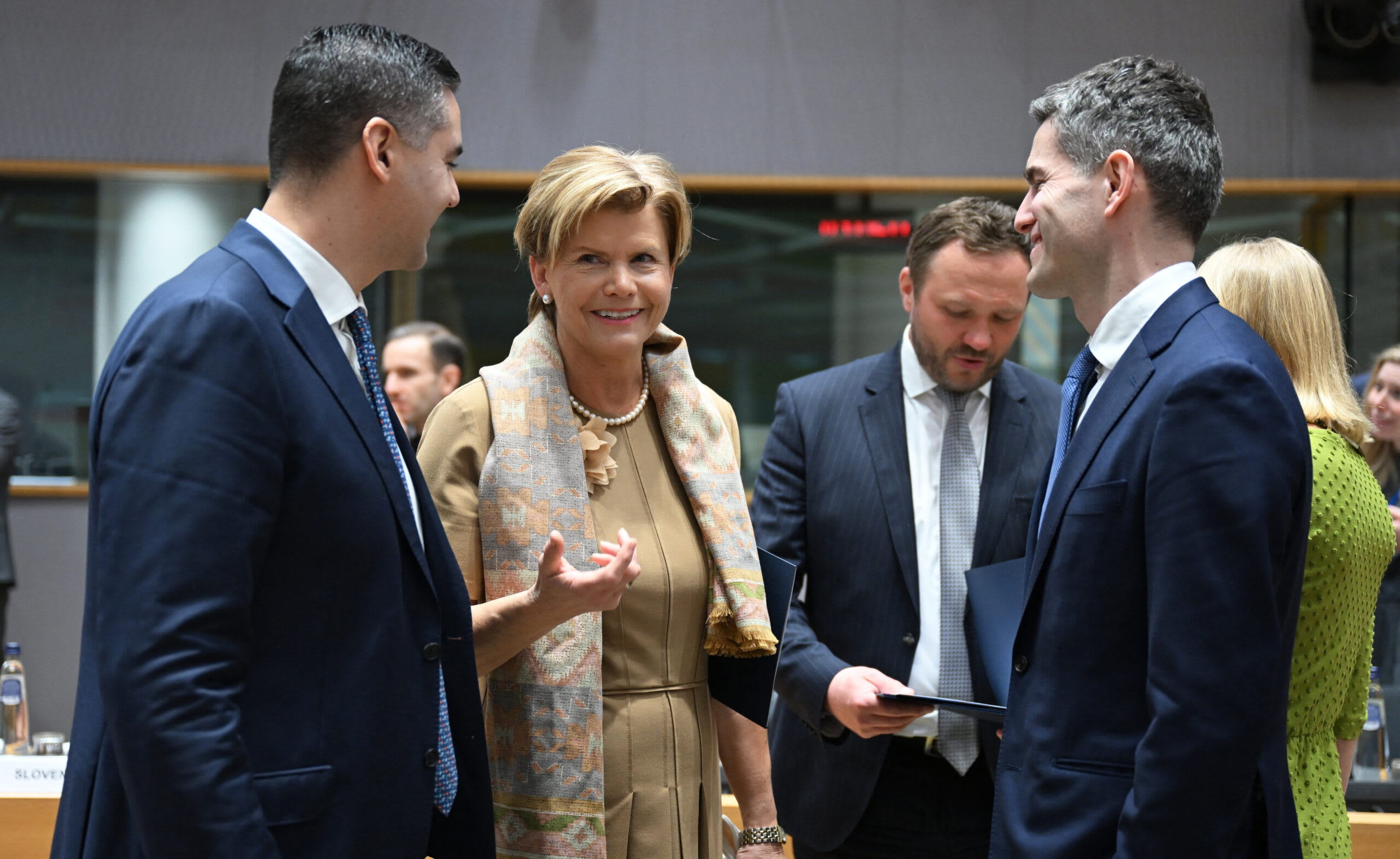 Miniștri olandezi semnând documente de politică externă