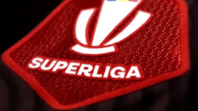 Fotbalist român în acțiune pe teren, transfer în Anglia