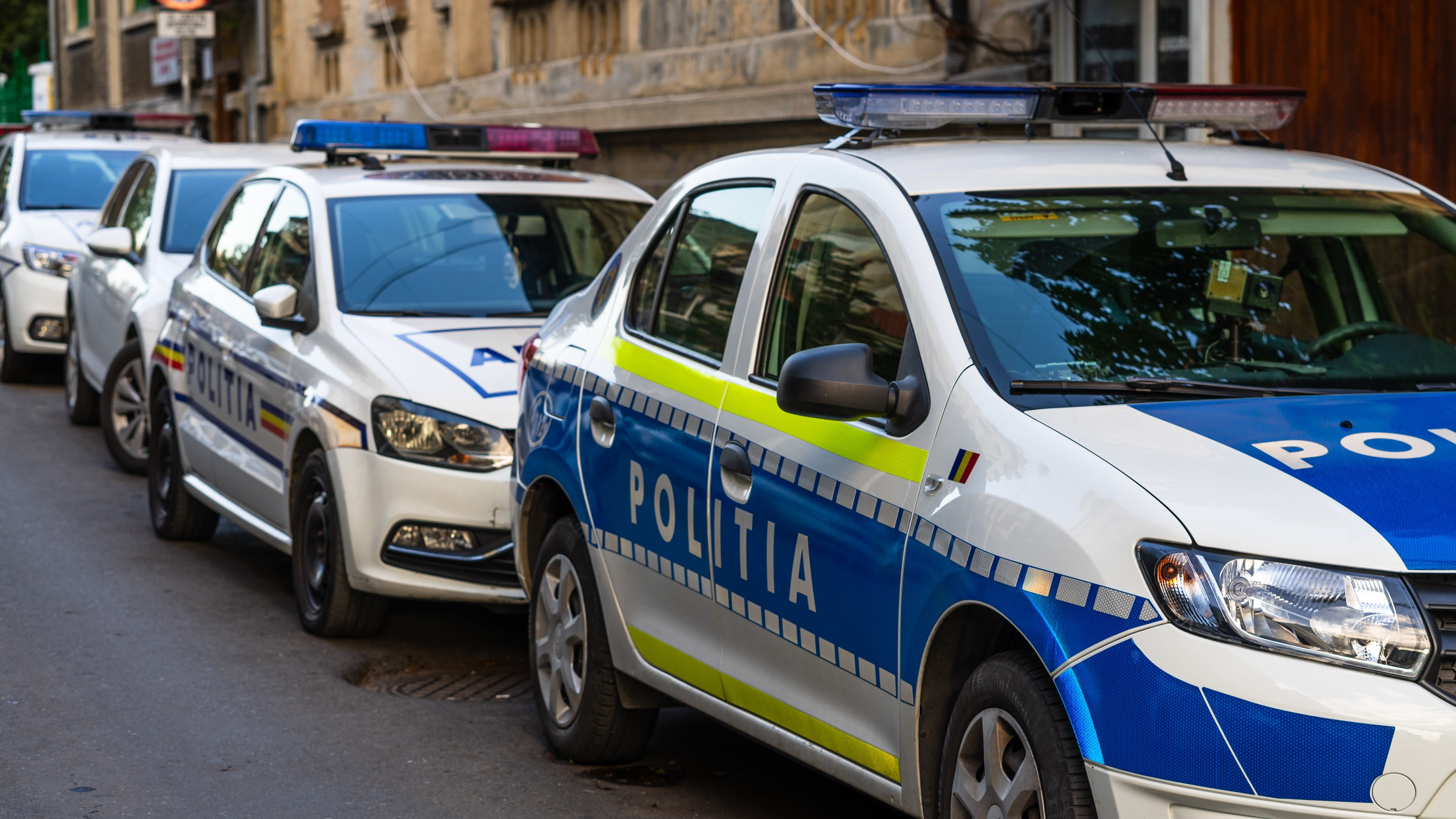 Femeie trans în discuție cu autoritățile