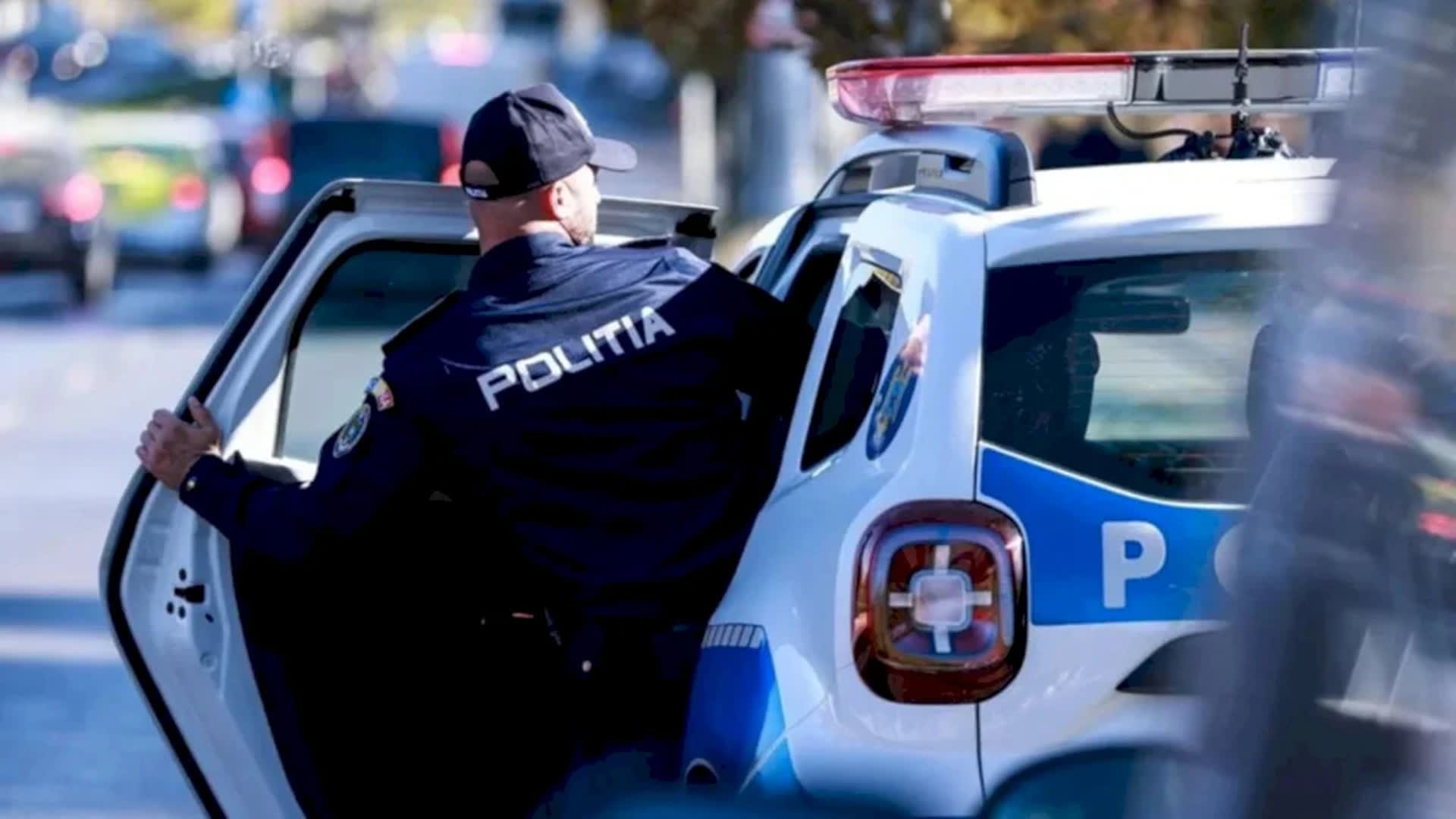 Polițiști în uniformă agresând o femeie transgender în București