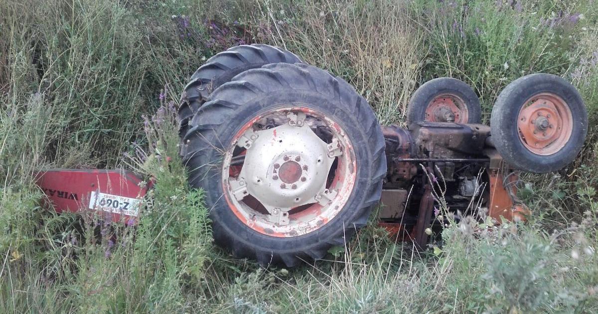 Tractor accidentat într-o râpă