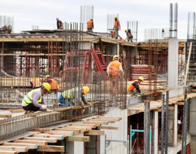Inspector de muncă verificând șantier de construcții în Brașov