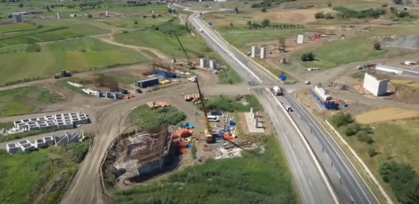 Constructor turc Makyol în șantier pe Autostrada A13, muncitori și utilaje