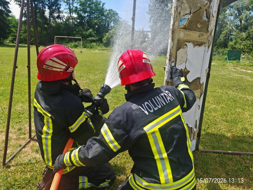 Voluntari ISU Brașov în training de stingere incendii