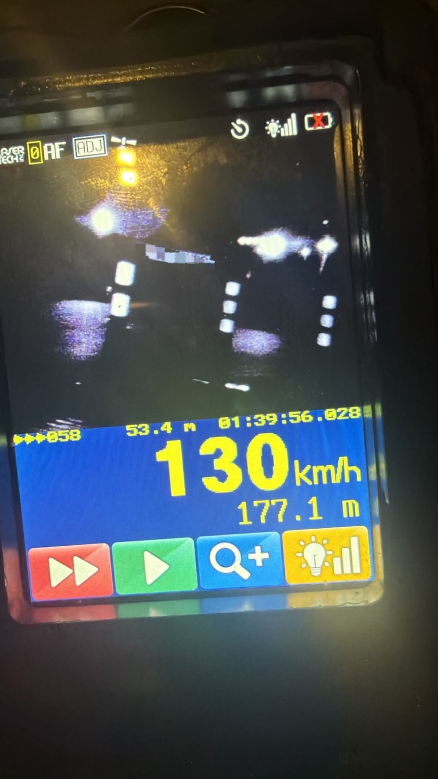 Polițiști rutieri oprind un autoturism cu radarul în Târgu Jiu Polițiști rutieri oprind un autoturism cu radarul în Târgu Jiu