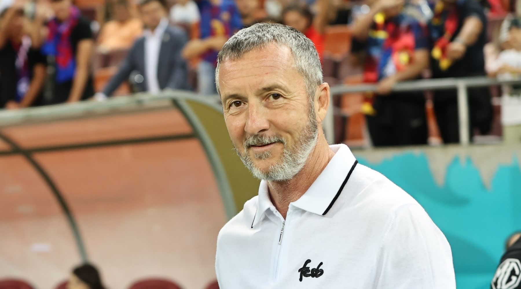 Antrenor Florin Maxim în timpul meciului de fotbal