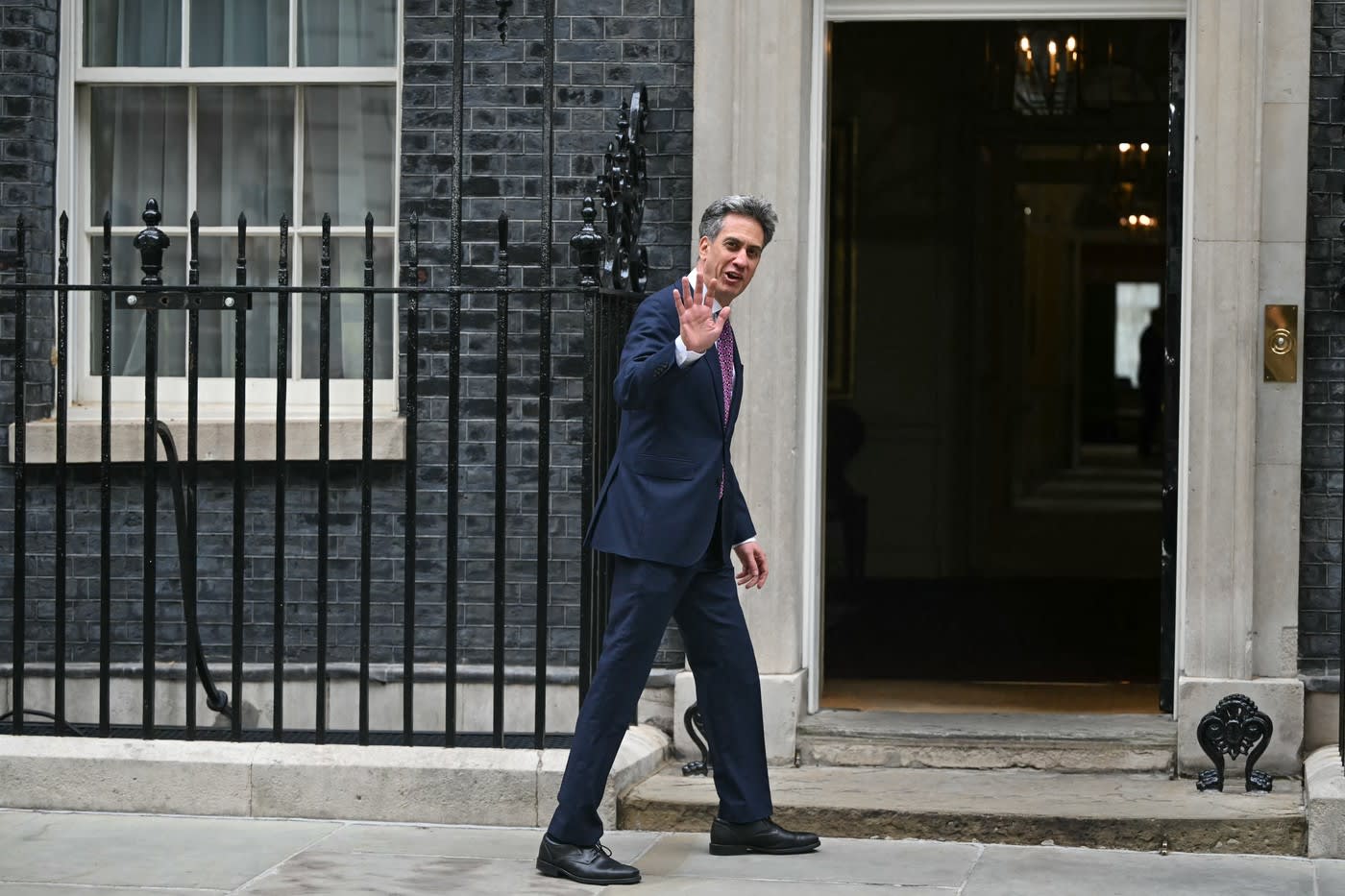 Ed Miliband sosind la Downing Street pentru ședința cabinetului
