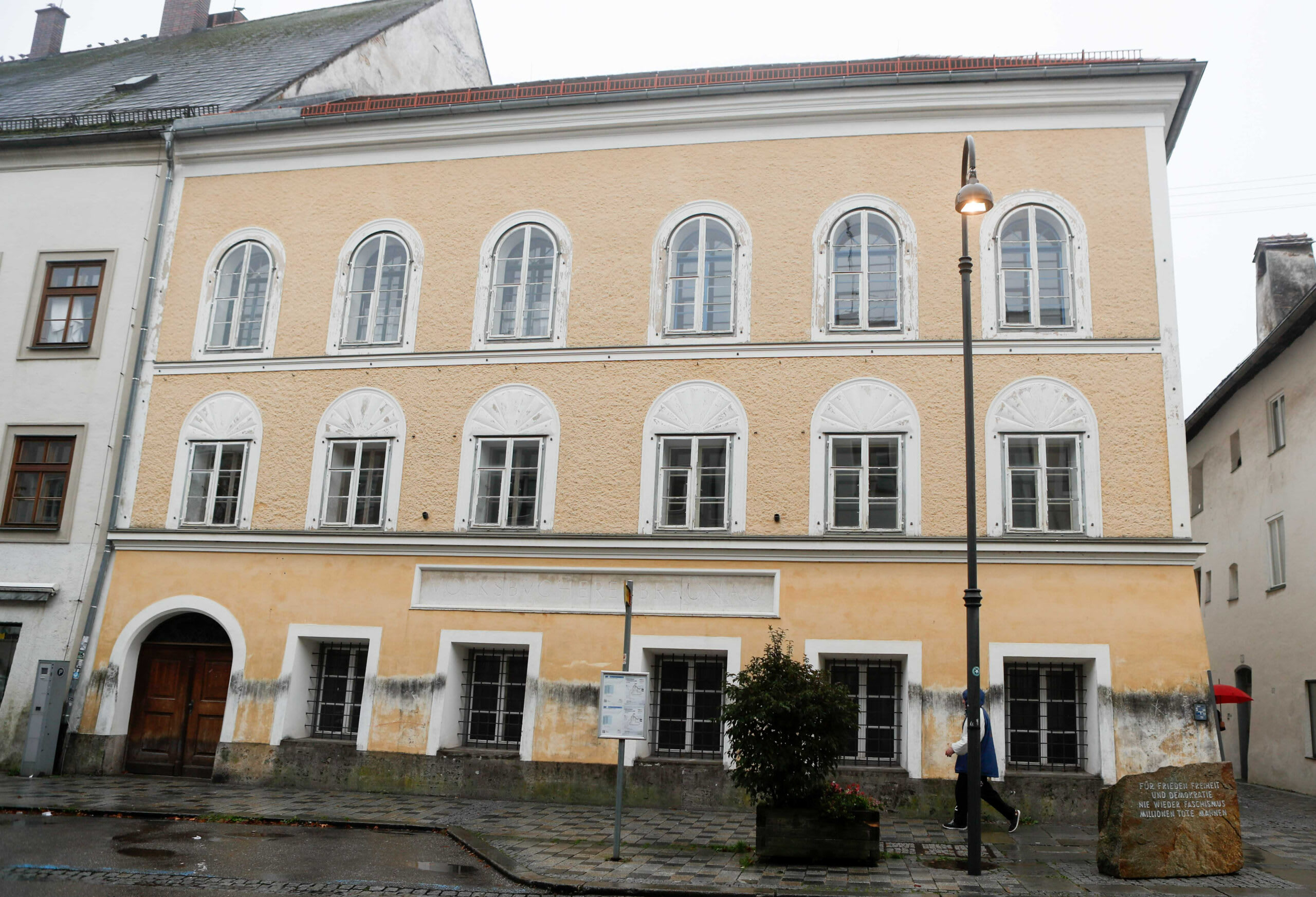 Clădirea casei lui Adolf Hitler din Braunau, Austria, în proces de transformare