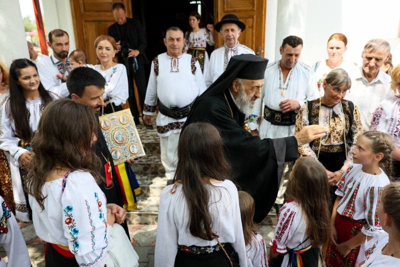 Copii și familie în biserică la Dumbrava, atmosferă caldă și plină de viață