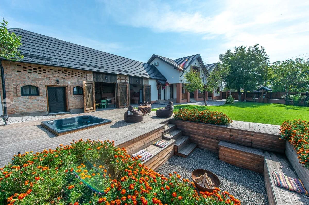 Casa de vacanță tradițională în Chinari, cu mobilier rustic și zonă SPA