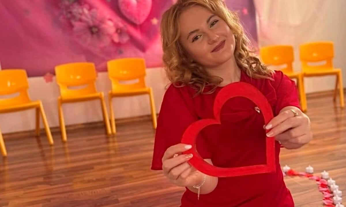 Beatrice Gomboș în sala de examen, zâmbind, în timpul evaluării