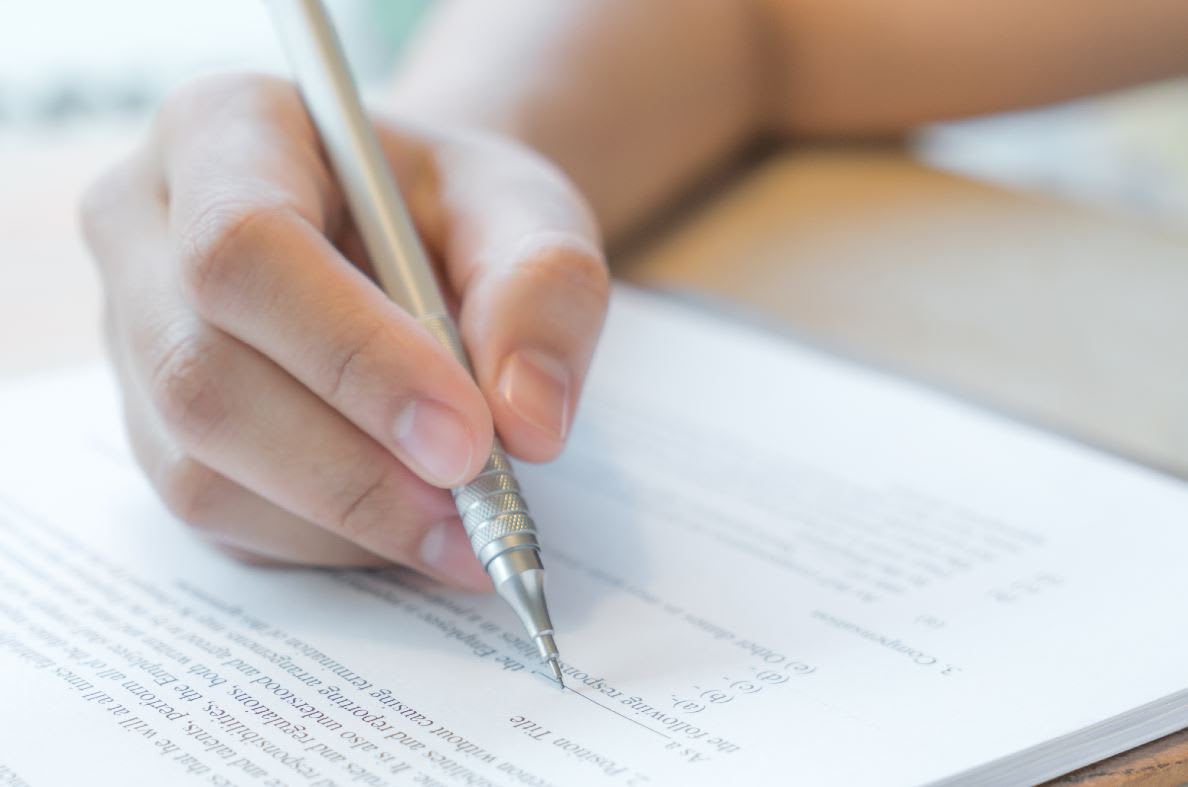 Elevi fericiți cu medii de 10 la examenele naționale din România
