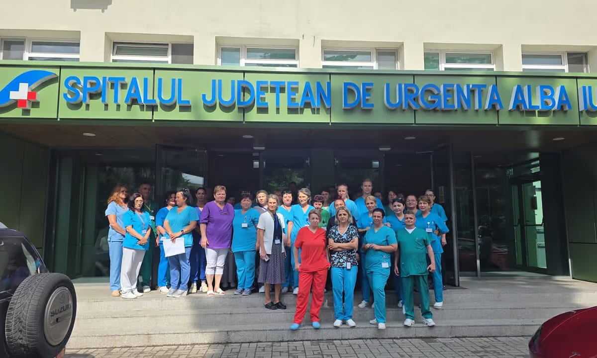 Reprezentanți Sanitas protestând în fața unei clinici medicale din București