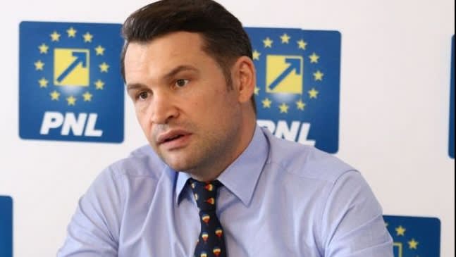 Ionuț Stroe la o conferință de presă Ionuț Stroe la o conferință de presă