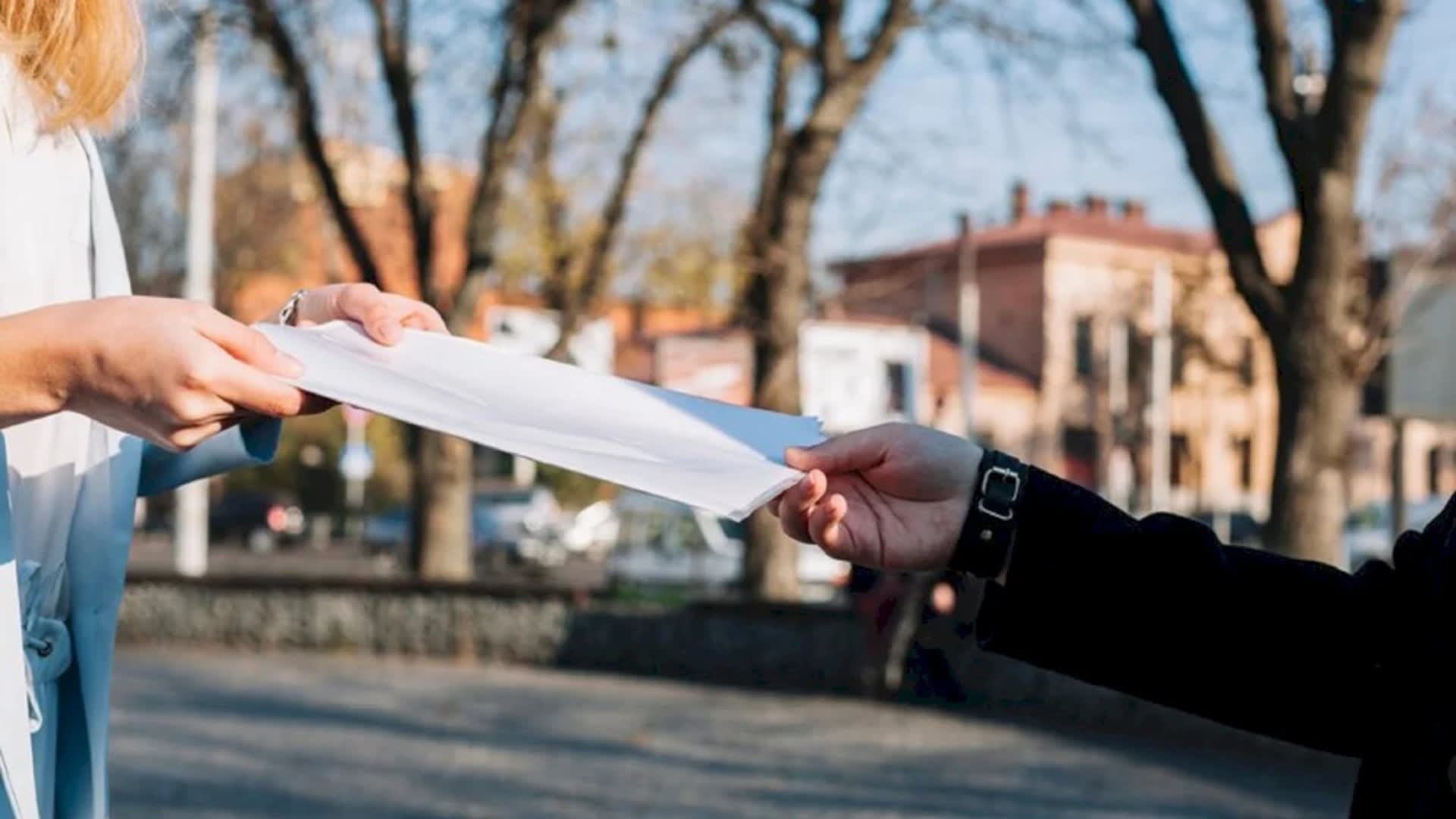 Tineri abordați pe stradă în București pentru recrutare cult religios