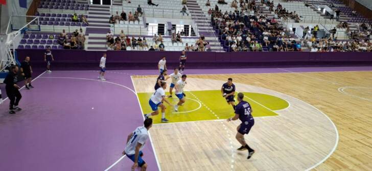 Jucători de handbal în antrenament pe terenul din Timișoara