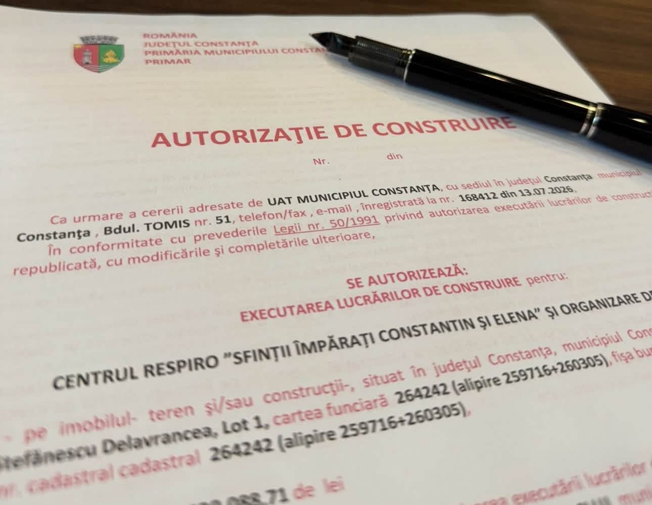 Viceprimar semnând autorizația pentru centru respiro în Constanța