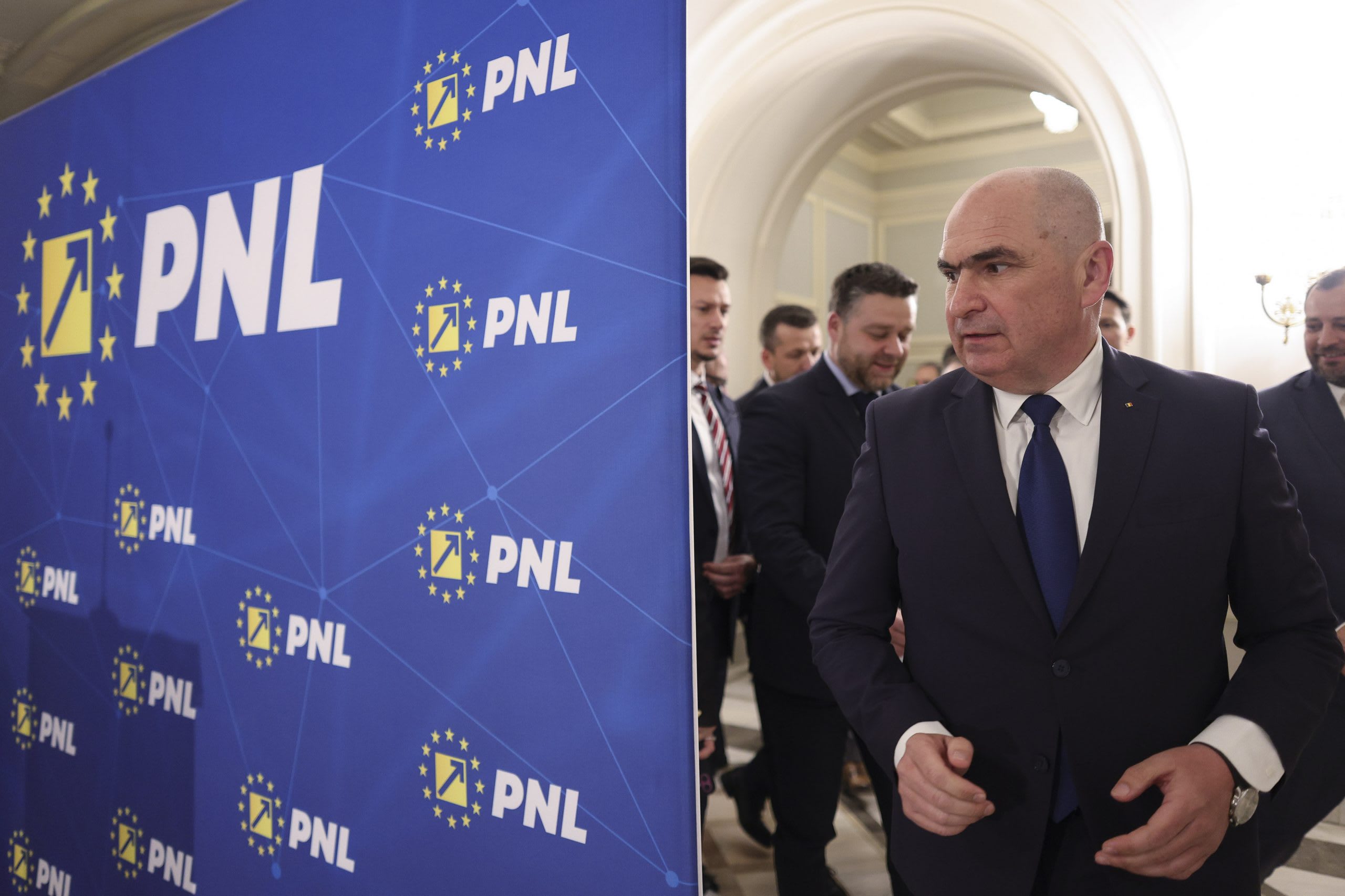 Lideri politici în sala de judecată, simbol al luptei pentru legitimitate Lideri politici în sala de judecată, simbol al luptei pentru legitimitate