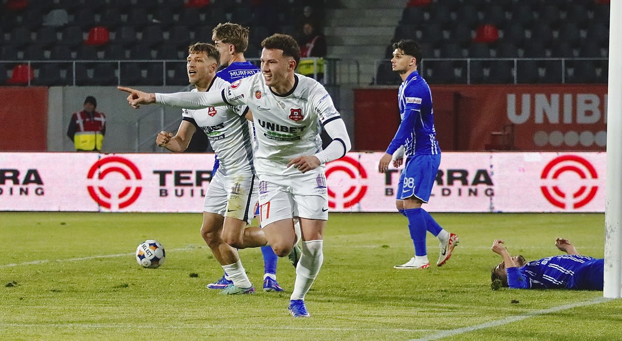 Fotbalist Luca Stancu în acțiune pe teren