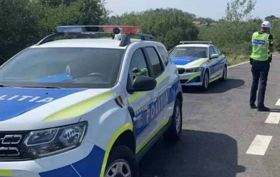 Mașină răsturnată pe DN12A între Comănești și Târgu Ocna