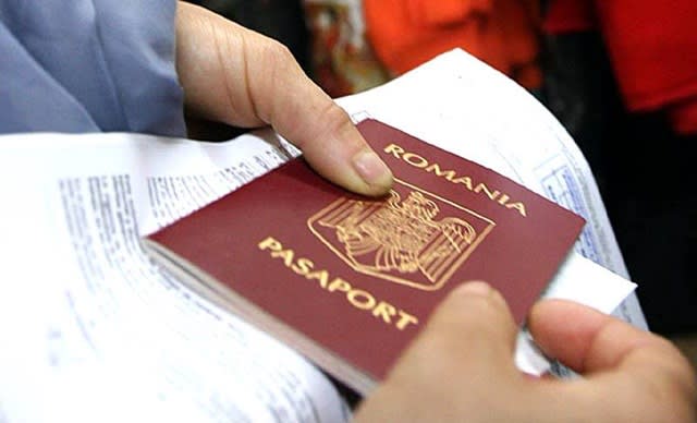 Pașaport românesc și harta globului cu destinații fără viză