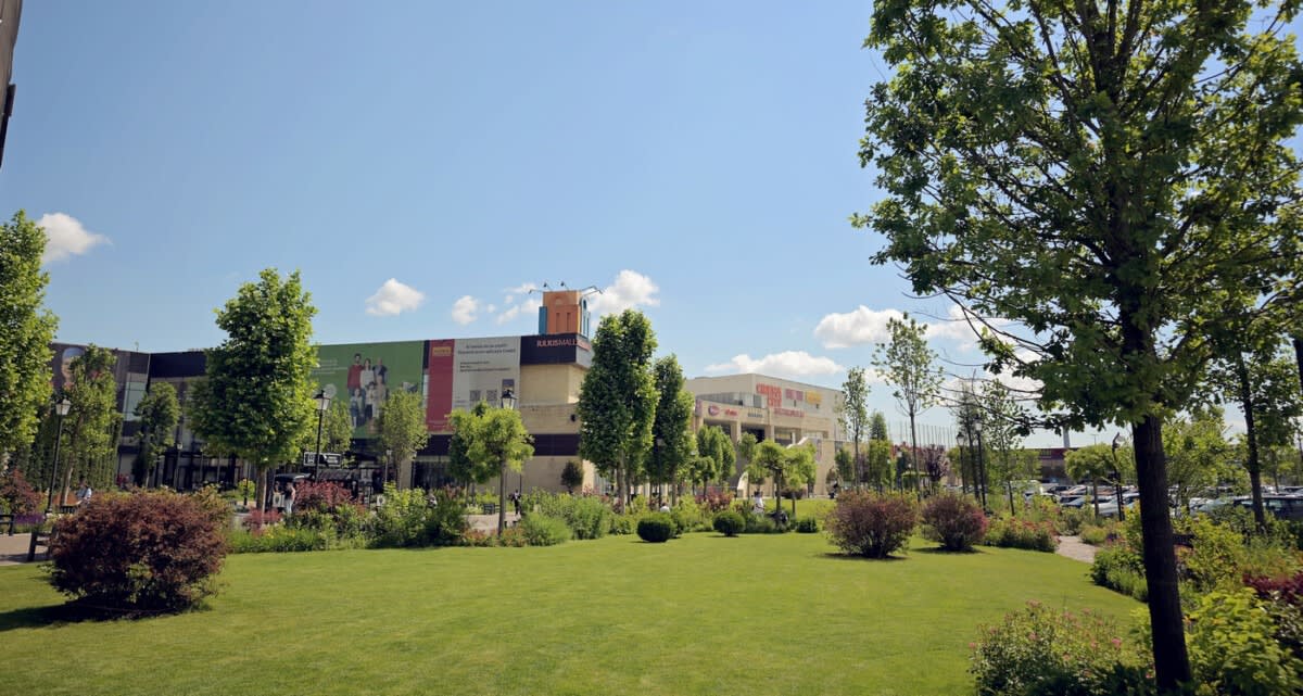 Sesiune de pilates în parc la Iulius Mall Suceava