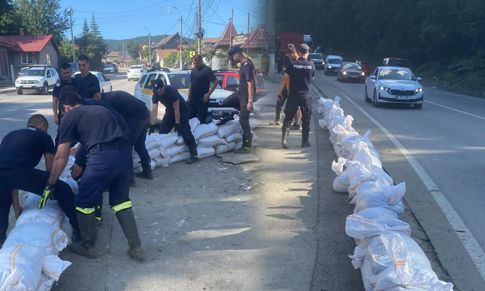 Pompieri români intervenind în inundații, echipament de protecție