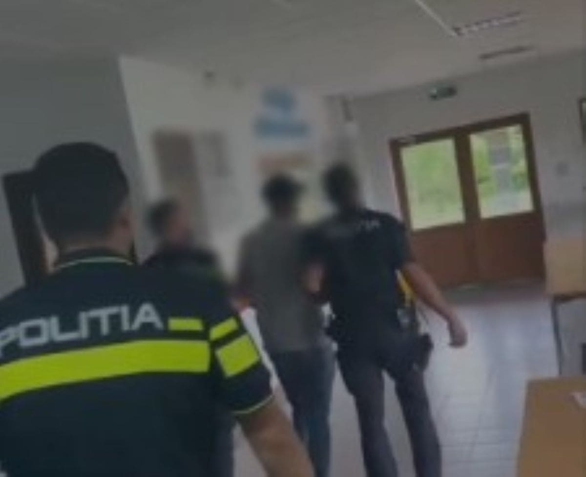 Polițiști reținând doi bărbați în comuna Viișoara, Cluj