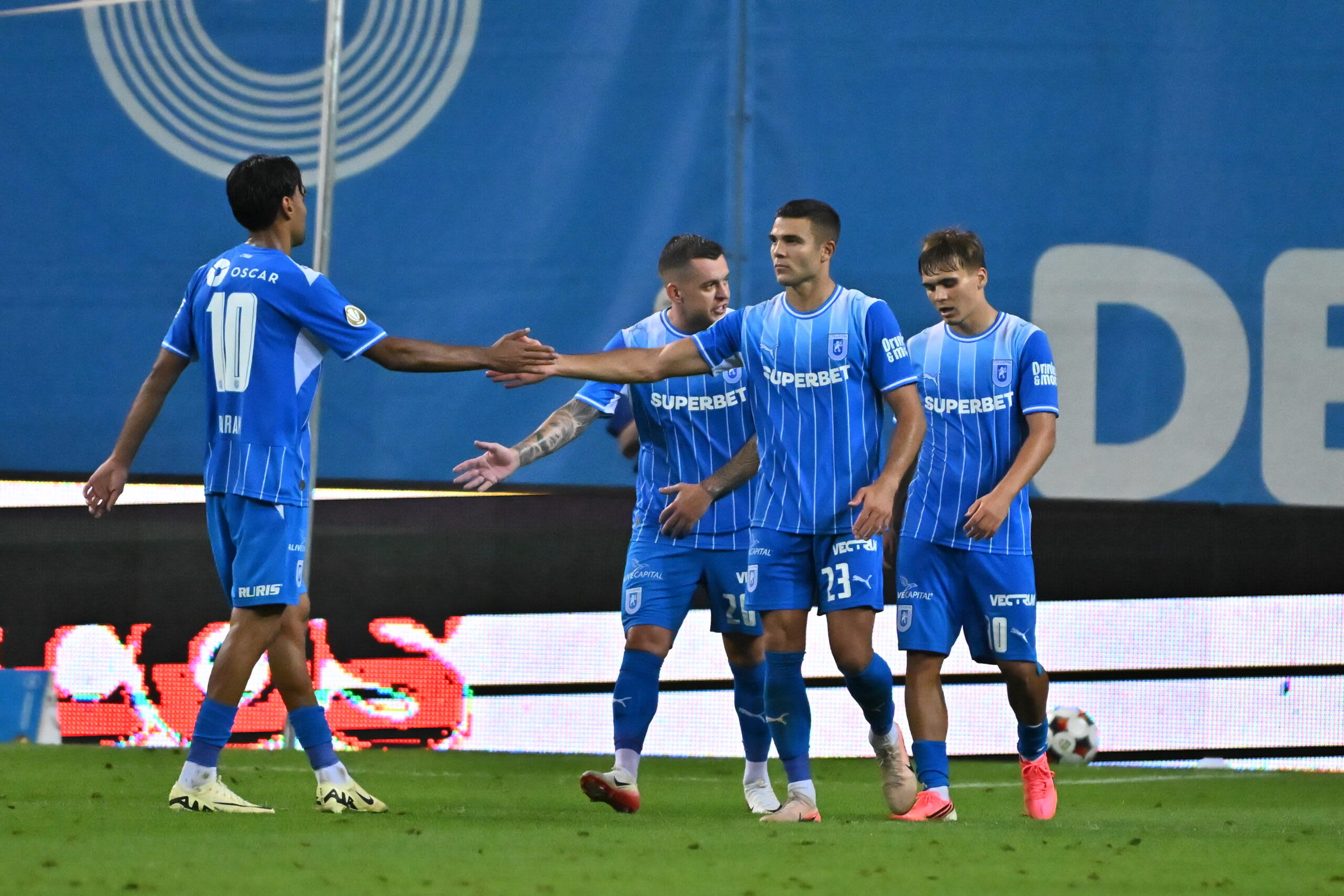 Jucători de fotbal în acțiune pe terenul din Sofia Jucători de fotbal în acțiune pe terenul din Sofia