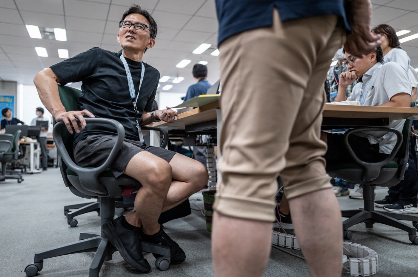 Oficiali guvernamentali din Tokyo purtând pantaloni scurți în birou