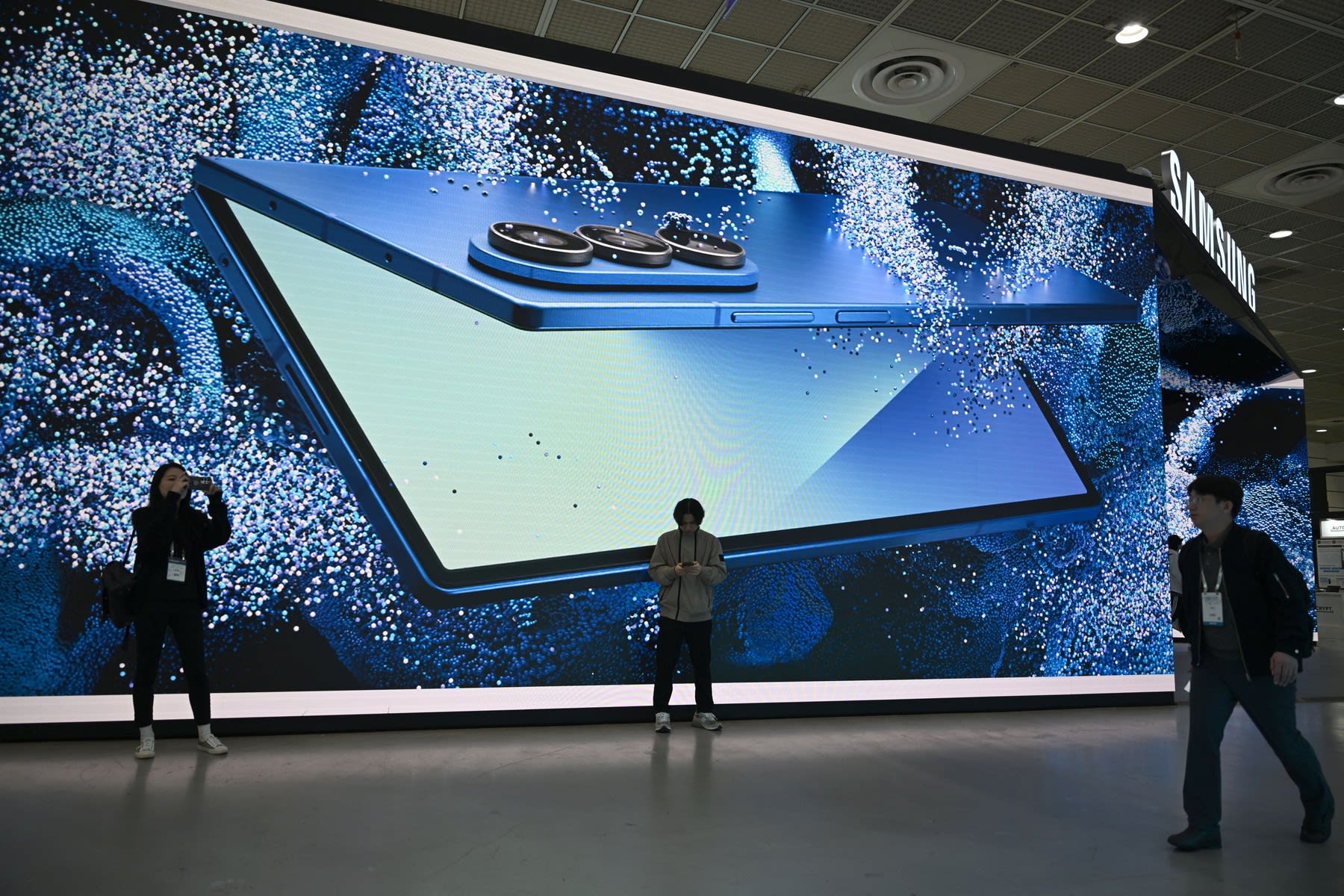 Telefon pliabil Samsung Galaxy Z Fold8 și Z Flip8 în prezentare