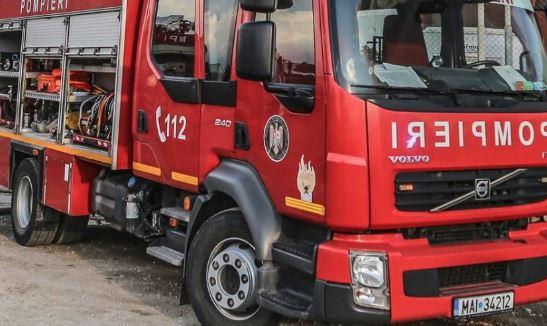 Echipaje de pompieri intervenind la incendiu la fabrica Kronospan Brașov Echipaje de pompieri intervenind la incendiu la fabrica Kronospan Brașov