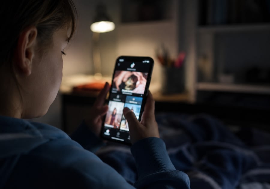 Tineri utilizând smartphone-uri pe platforme sociale