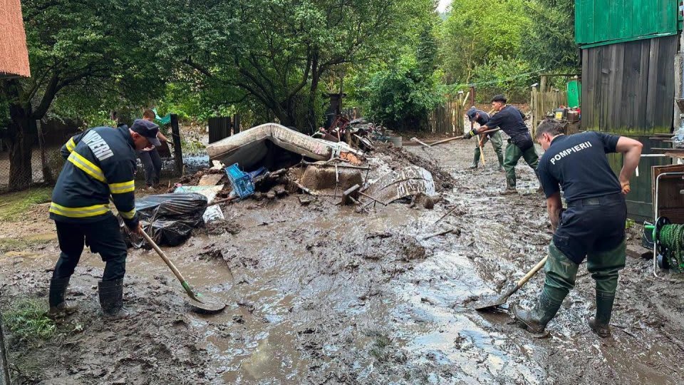 Hidrologi monitorizând râuri în România, situație de inundație