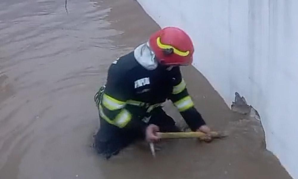 Pompieri intervenind în zona inundată din Prahova