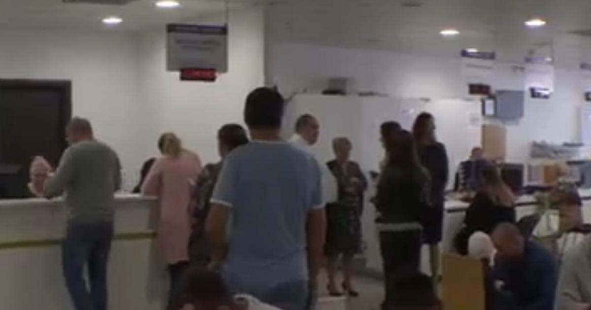 Persoană depunând declarația la ANAF pentru asigurare de sănătate
