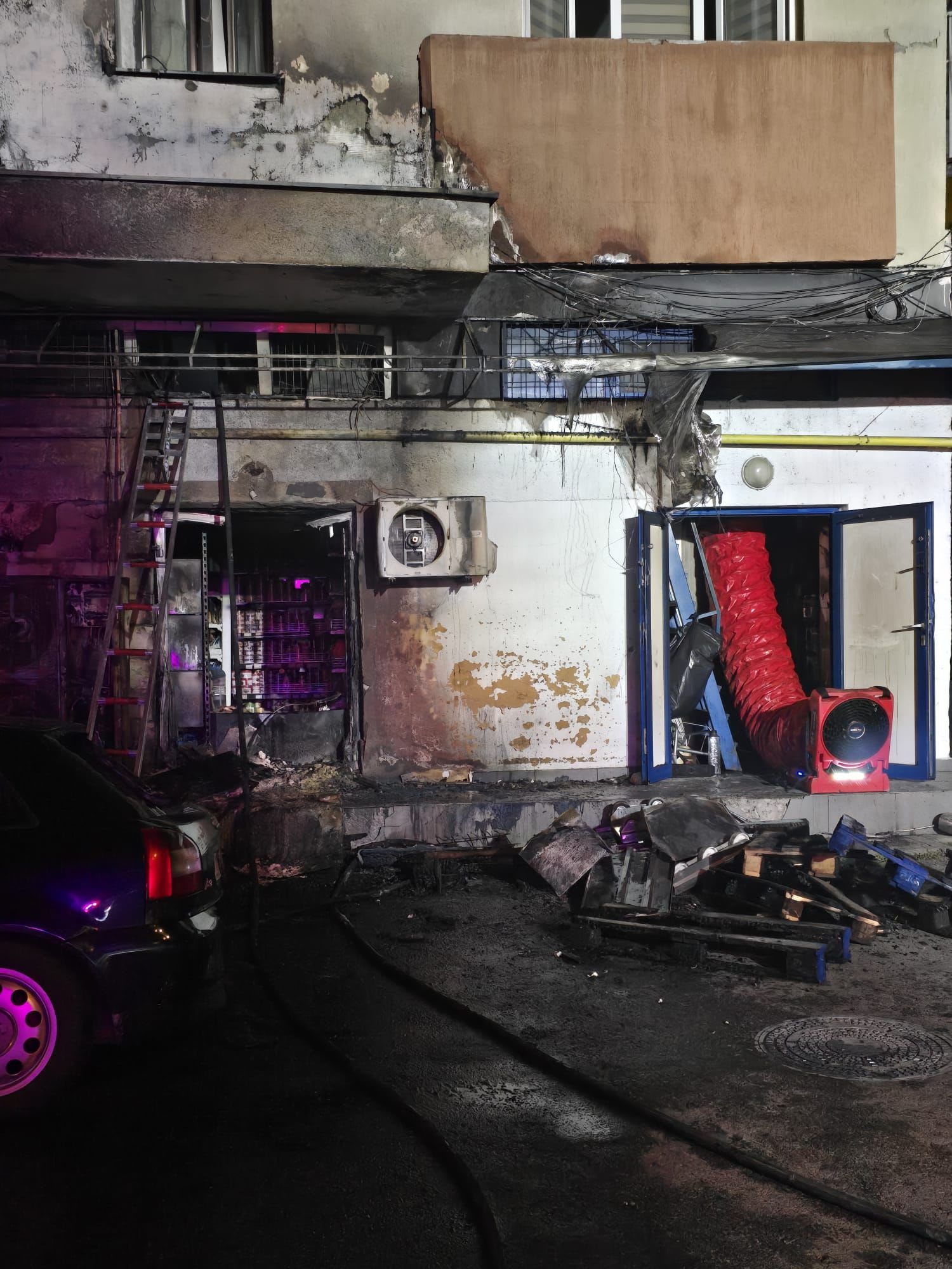 Pompieri stingând incendiu la o ghenă de gunoi din Cluj-Napoca