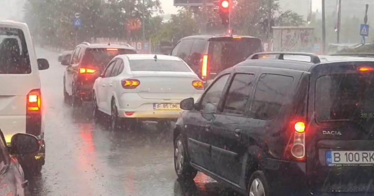 Vânt puternic și ploaie torențială în București