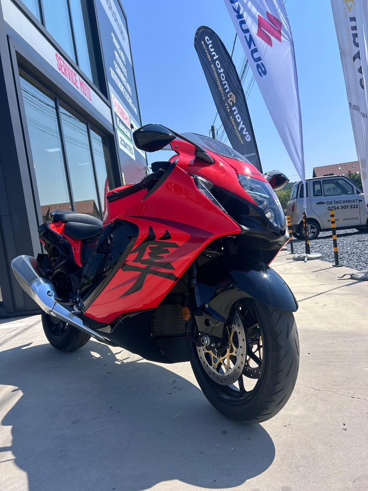 Motocicliști testând motociclete Suzuki la EVYAN Moto Hub Suceava