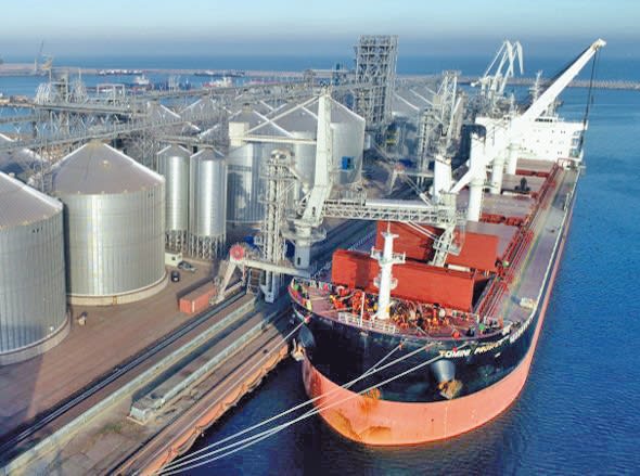 Port container și nave maritime în portul Constanța