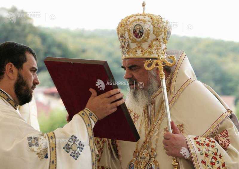 Patriarhul Daniel în timpul slujbei de Înviere