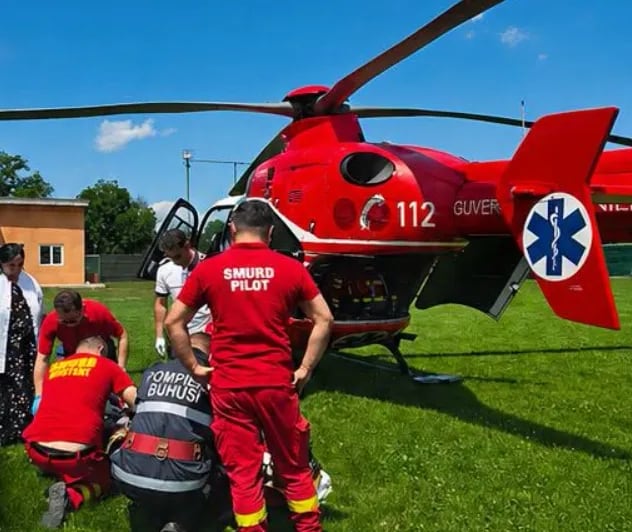 Echipă medicală intervenind de urgență la pacientă cu infarct