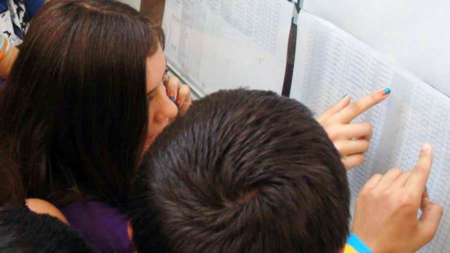 Elev verificând rezultatele repartizării la liceu pe calculator