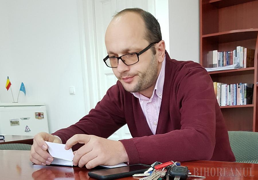 Pastor Alfred Cicort-Lucaciu în fața bisericii din Oradea