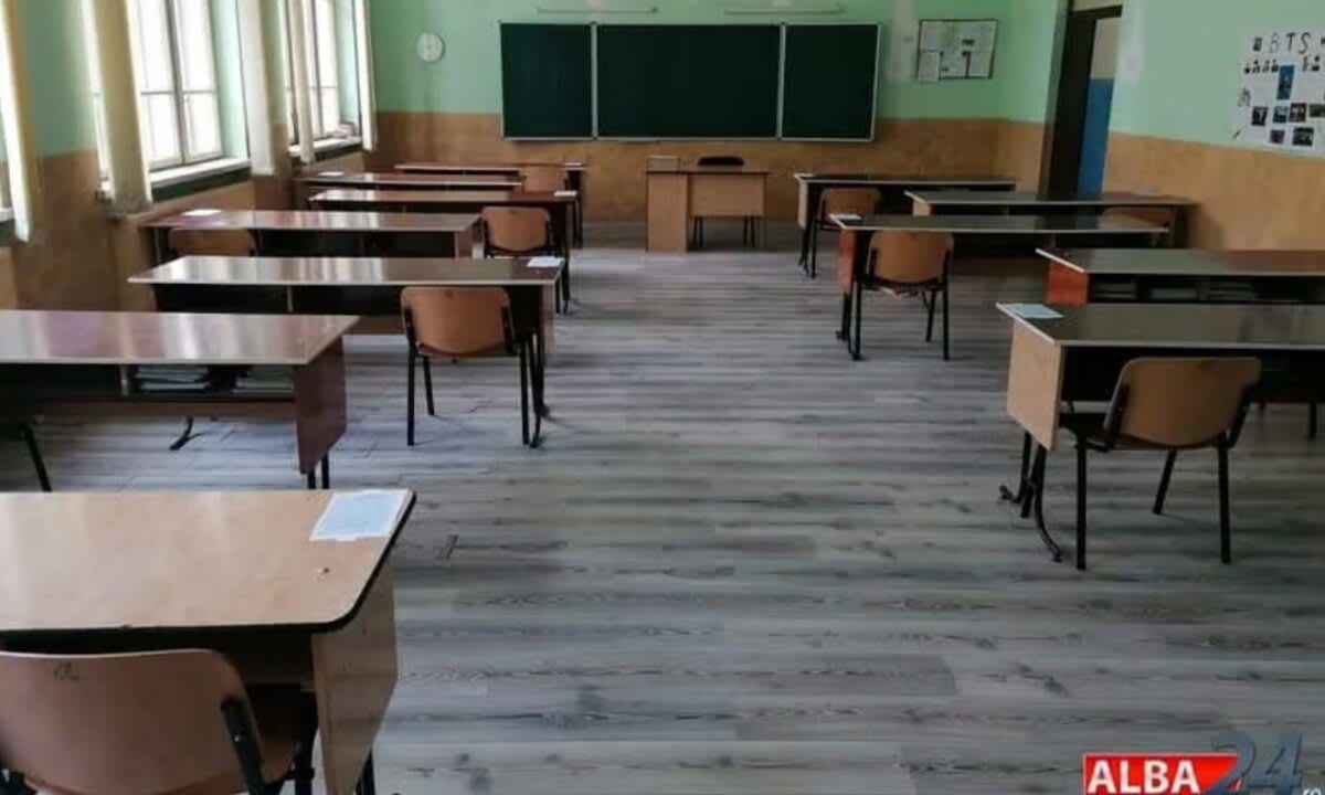 Elevi verificând rezultatele repartizării la liceu pe calculator Elevi verificând rezultatele repartizării la liceu pe calculator